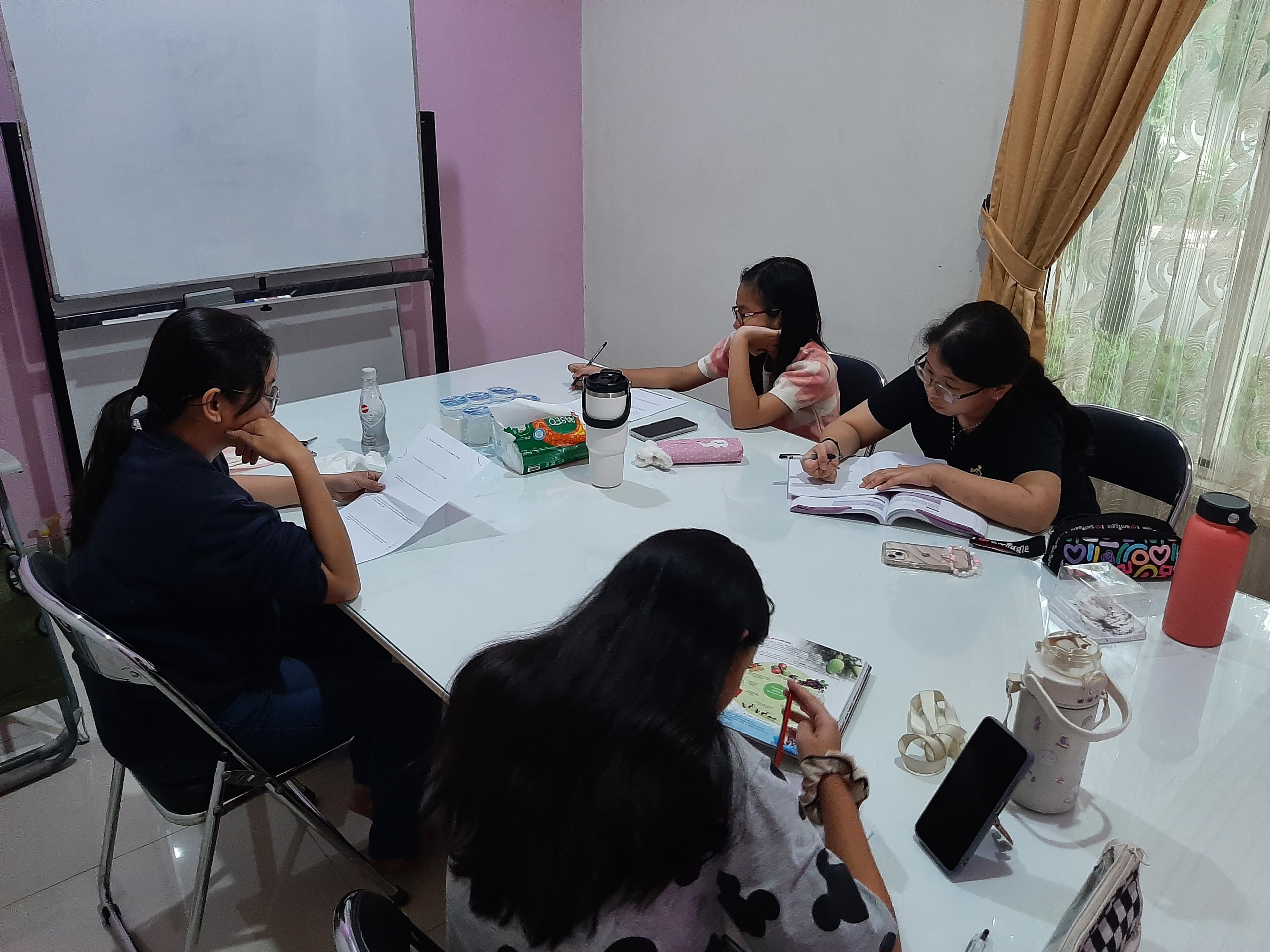 Tutor mendampingi siswa mengerjakan latihan soal