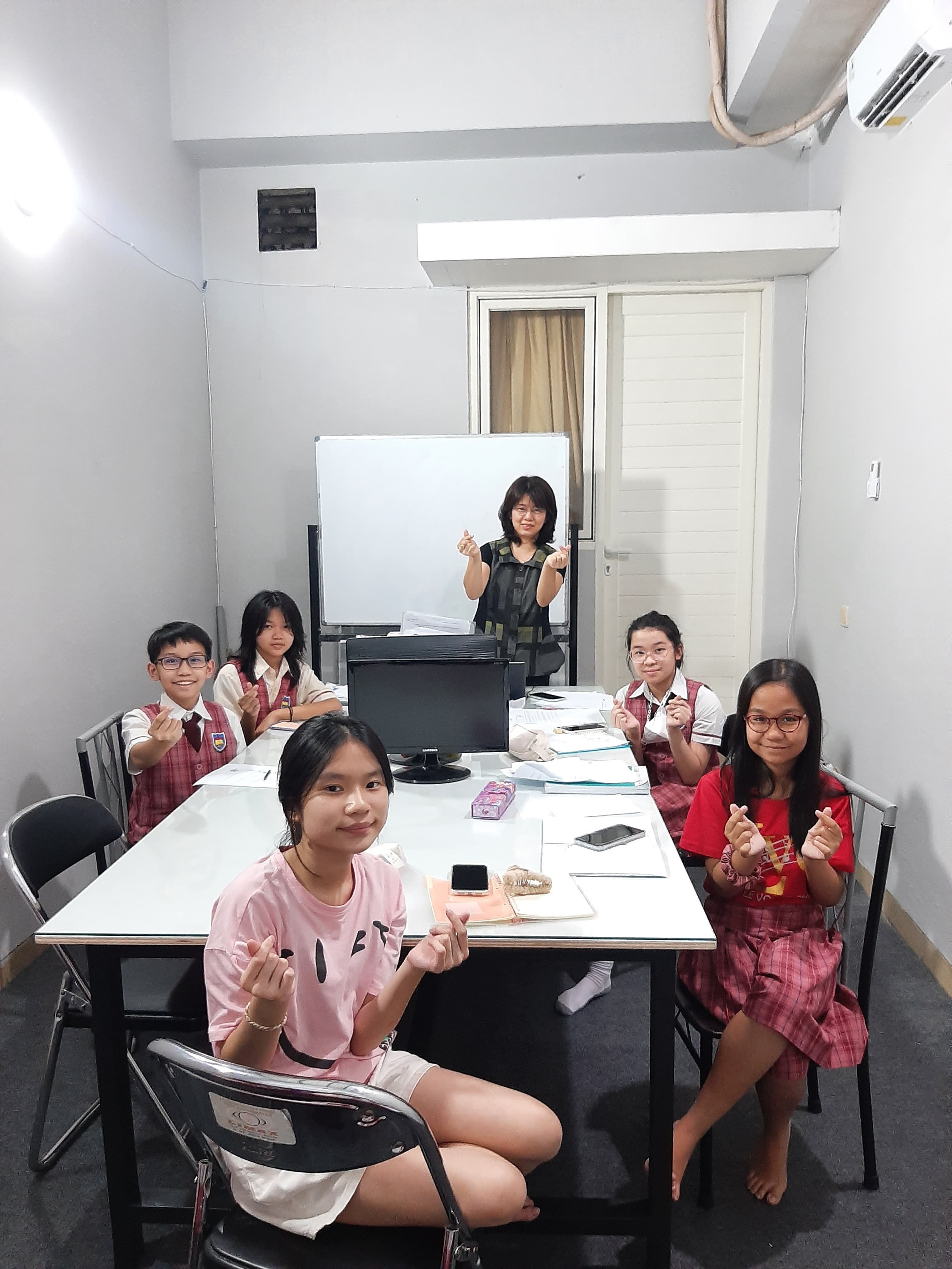Sesi belajar di ruang kelas Bimbel Hope
